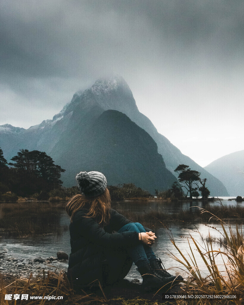 湖畔旅人賞壯麗山景