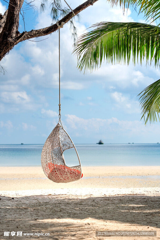 海邊沙灘上的吊椅風(fēng)景