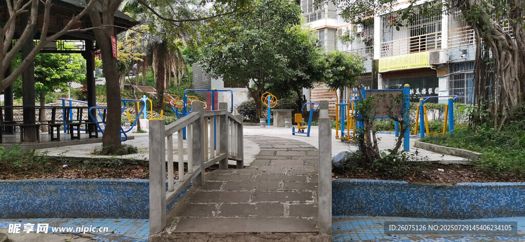 小區(qū)漫步小橋小道風景