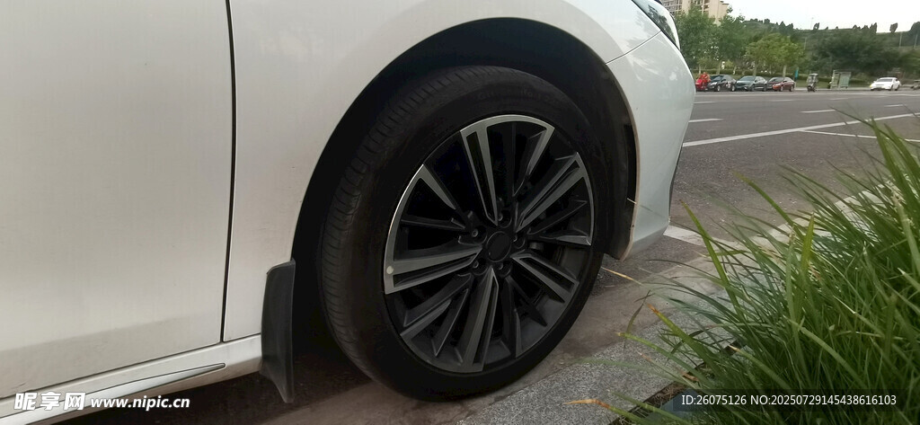 白色轎車車輪特寫