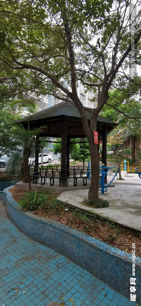 公園中的干涸水池與休息涼亭景觀