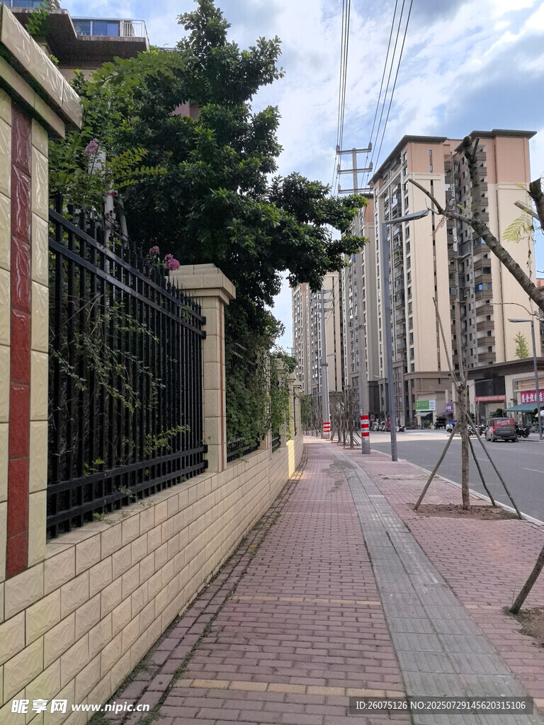 城市街邊的人行道與建筑