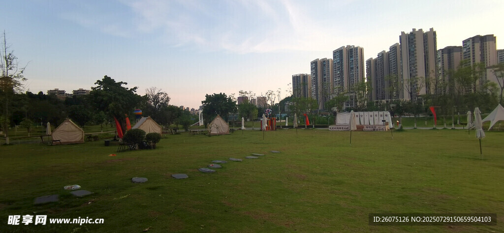城市邊的草地露營場景