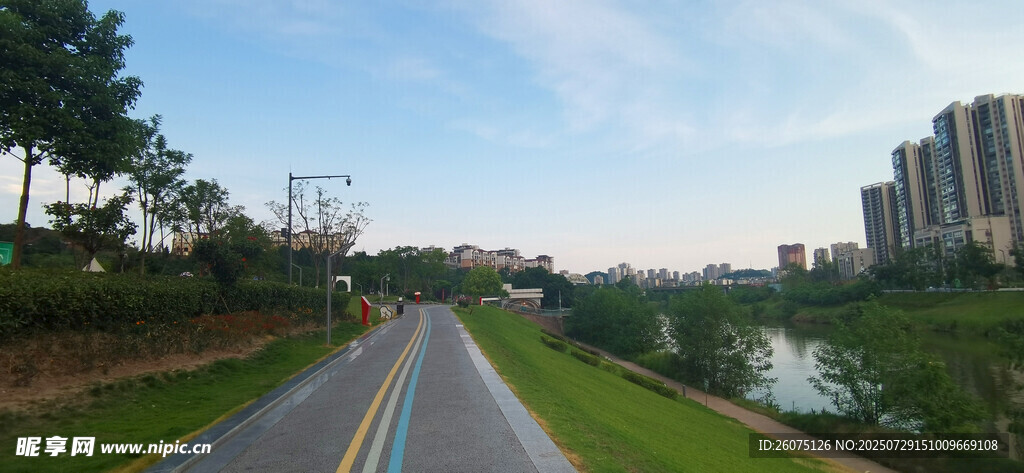 城市中的寧靜公路景觀
