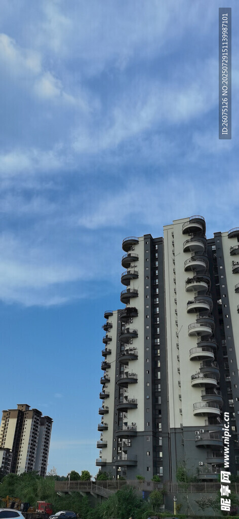 城市奇特陽臺外觀與藍天白云景觀