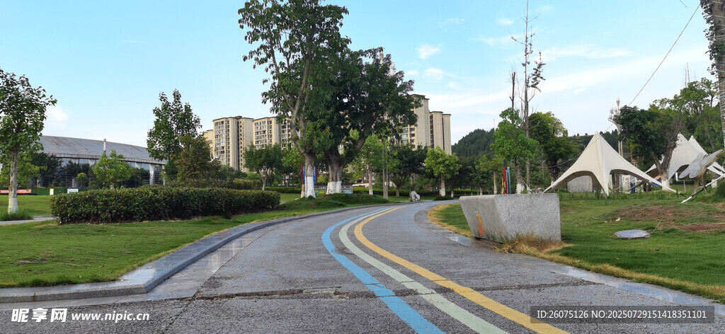 寧靜公園步道風(fēng)景
