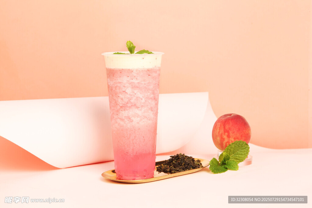粉色漸變草莓奶昔飲品