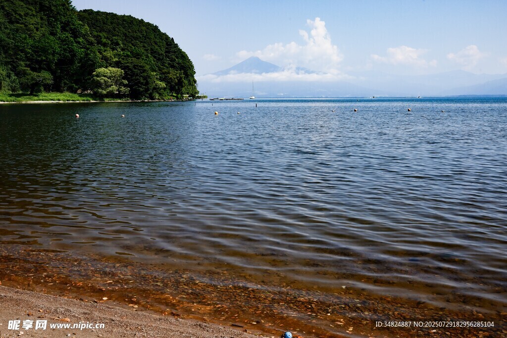 湖畔風(fēng)光寧?kù)o的自然景致