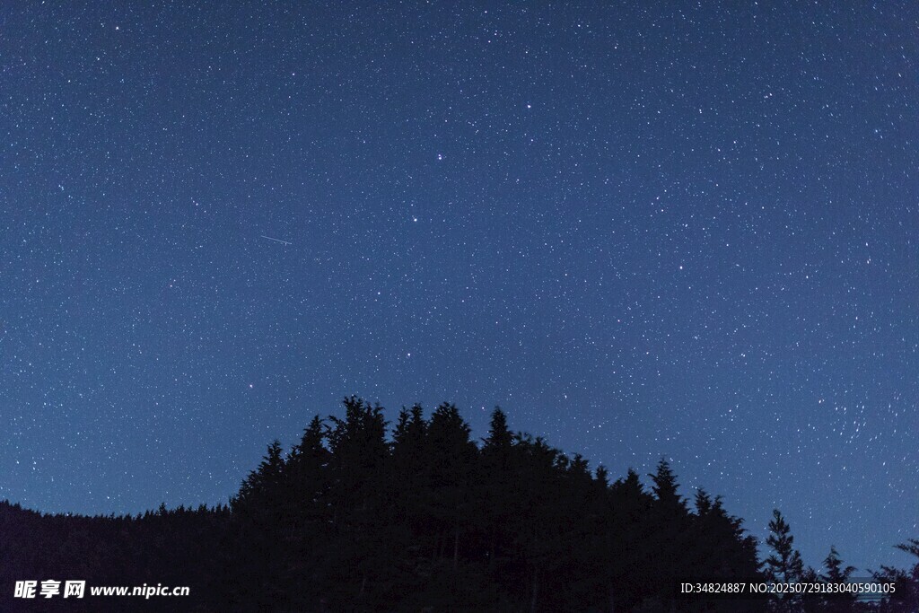 夜空下的山林與閃爍繁星