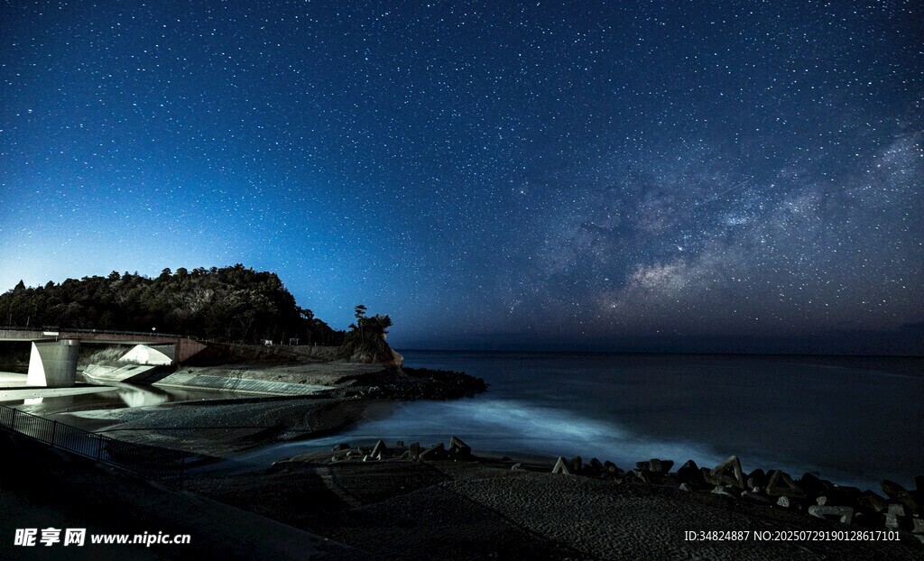 海邊夜景下的靜謐村落