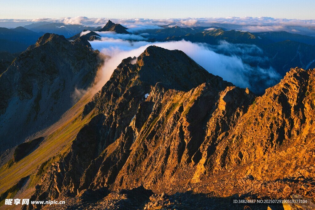 壯麗山景云海環(huán)繞山峰