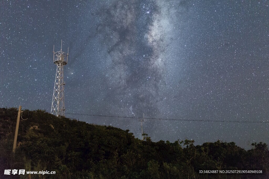 夜空下的高塔與璀璨星河
