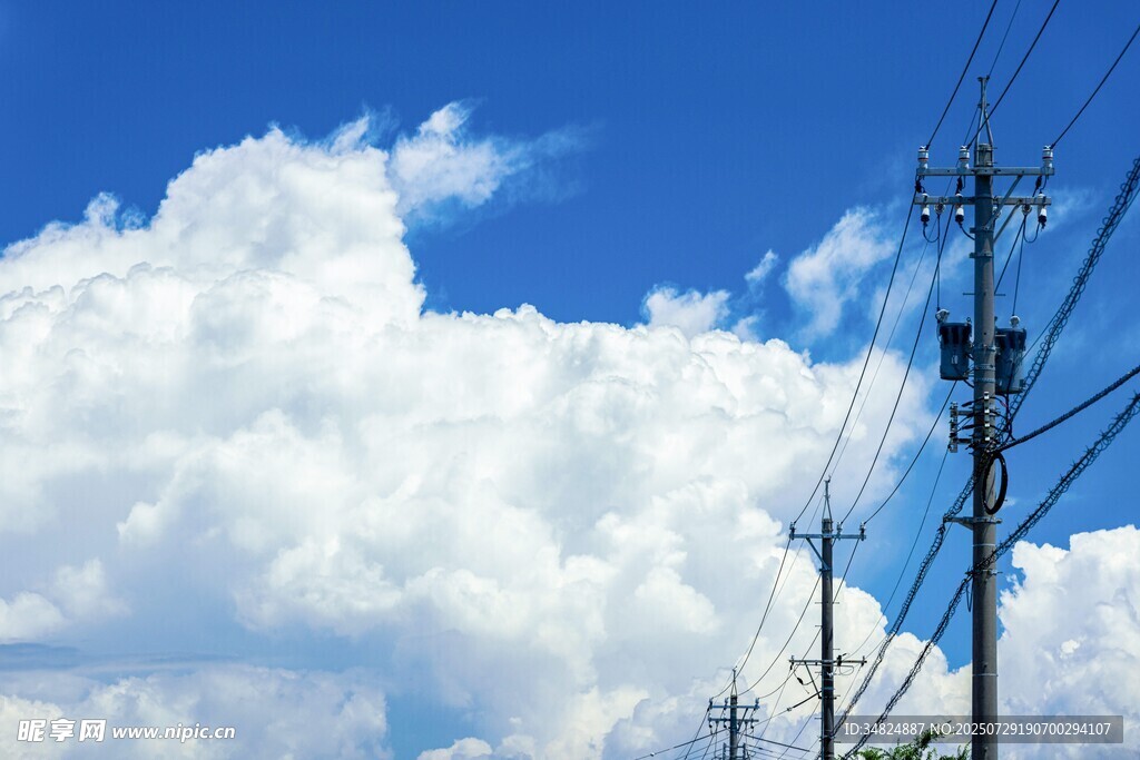 藍(lán)天白云下的電線桿