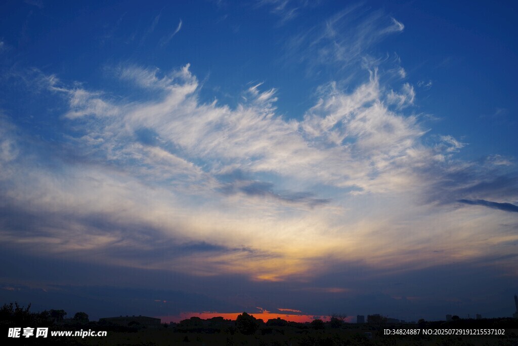 日落時(shí)分的絢麗天空