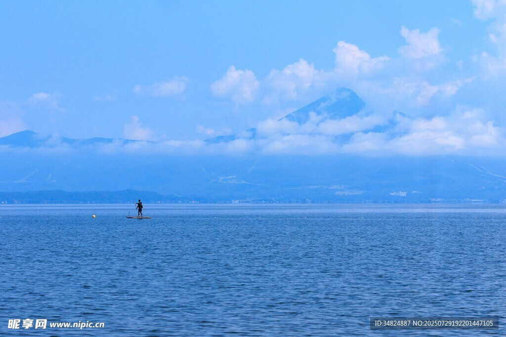 海上孤影藍(lán)天碧海之景
