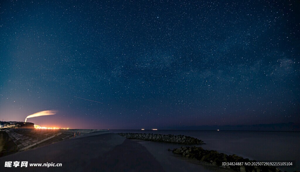 海邊夜幕下的璀璨星空