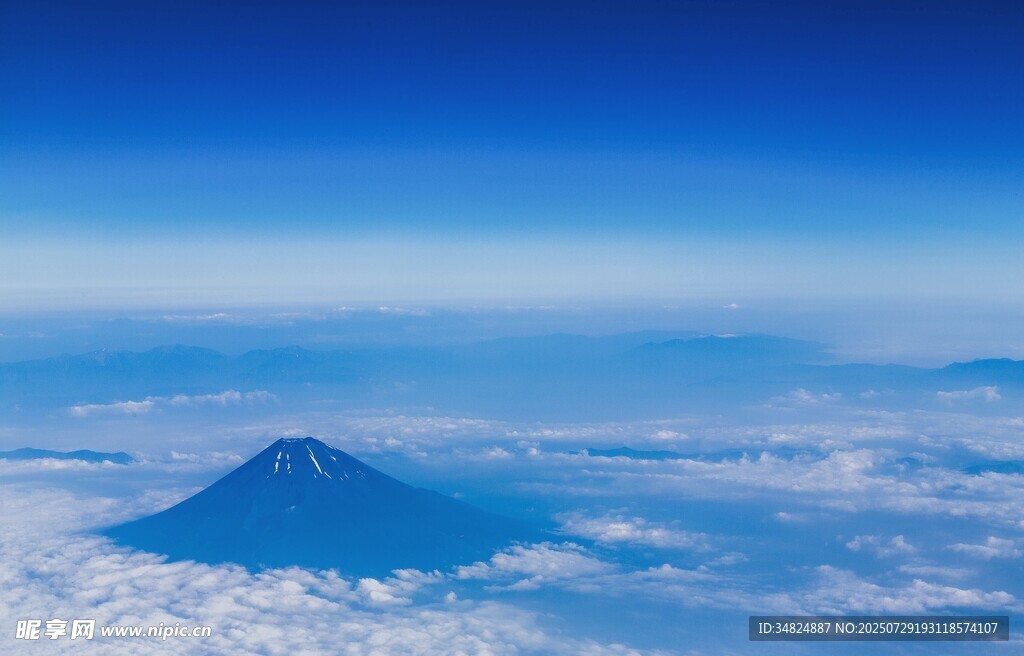 俯瞰云端富士山