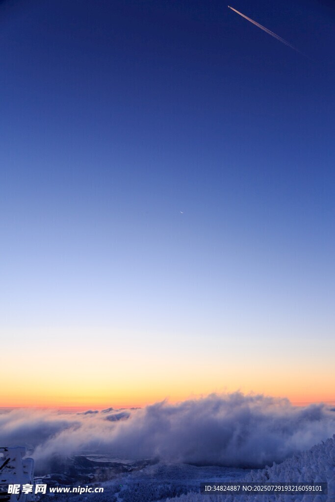 日出云海間的流星劃過(guò)