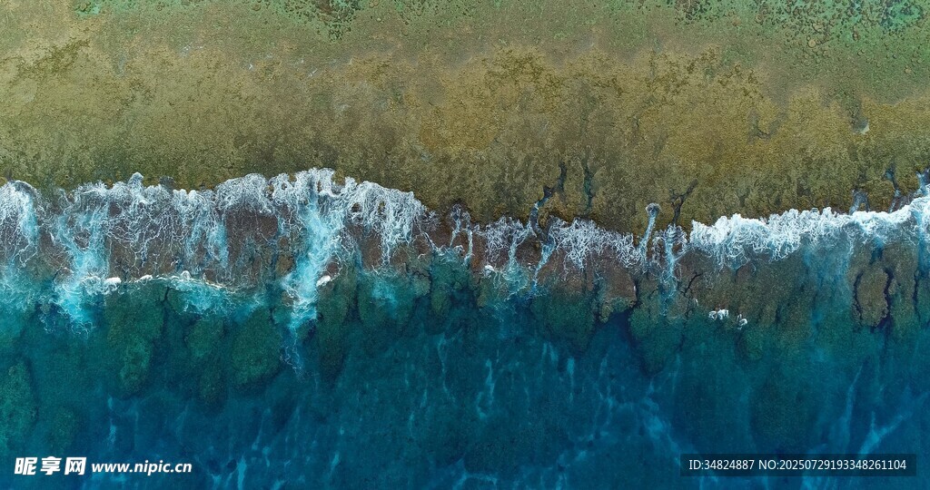 海浪拍打海岸壯麗景觀