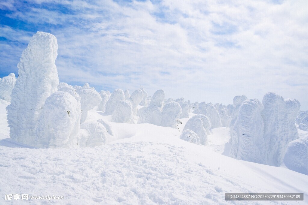 冰雪覆蓋的奇幻山峰景觀