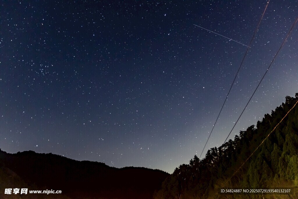 山間夜空繁星閃爍