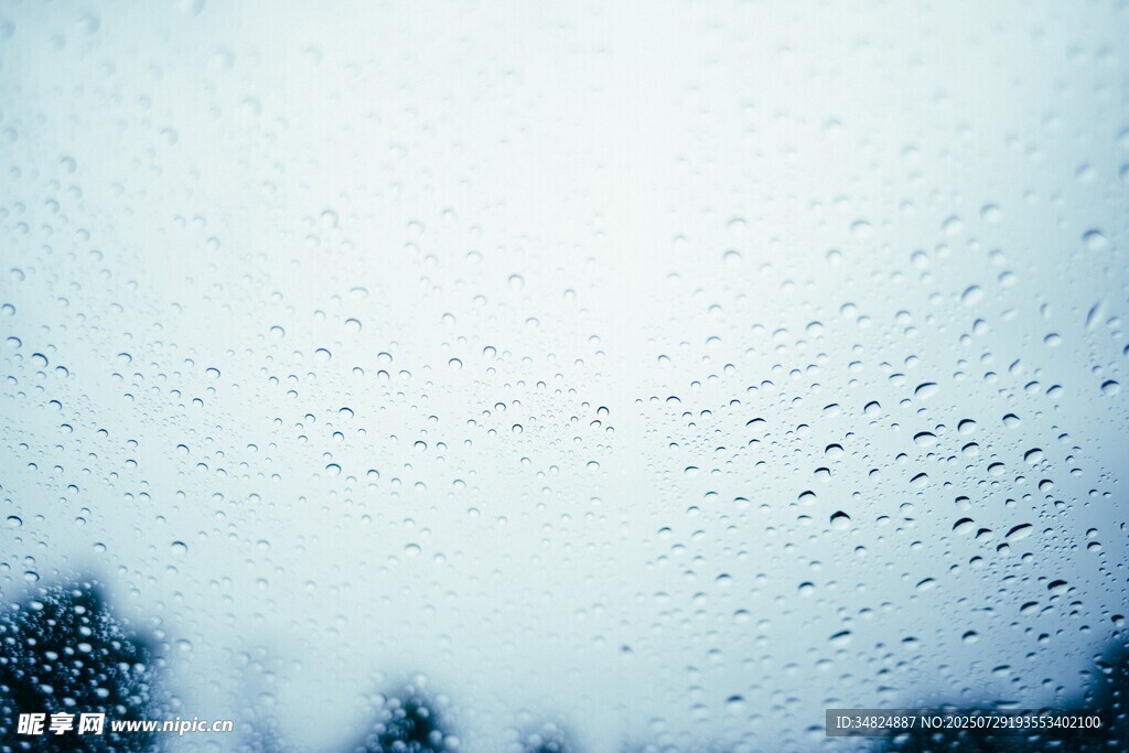 窗上雨滴朦朧的詩意