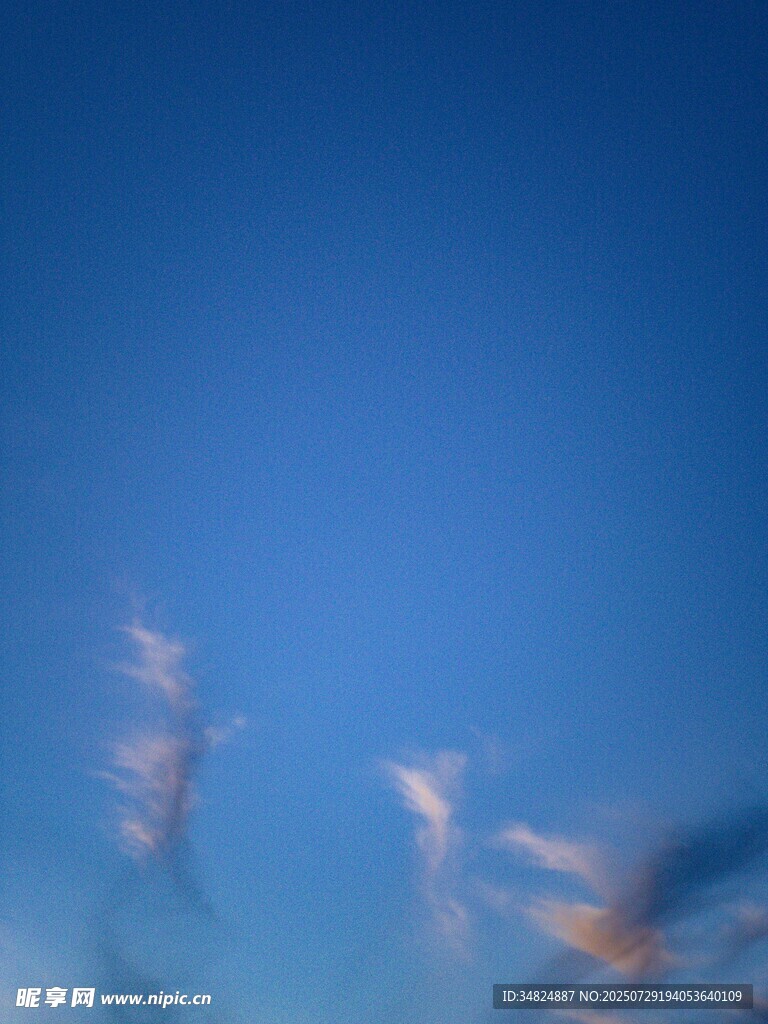 藍(lán)天中飛翔的多彩風(fēng)箏