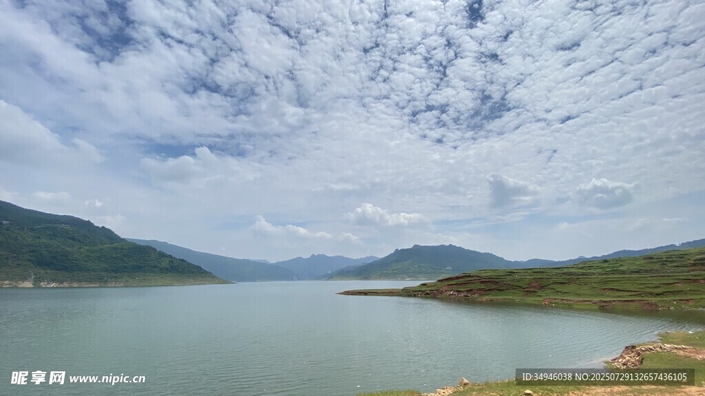 寧靜湖畔的山水風(fēng)光