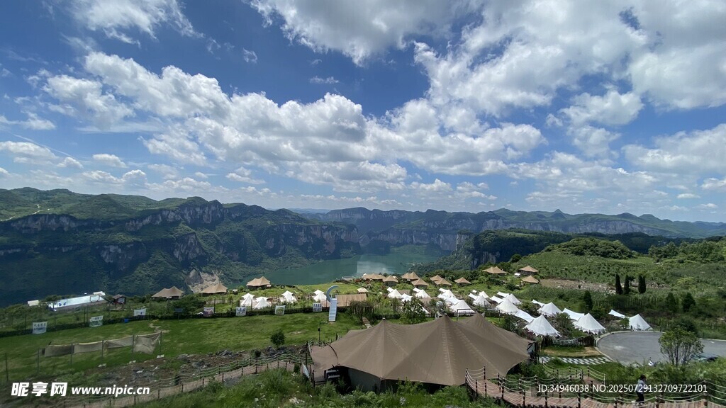 山間露營(yíng)地