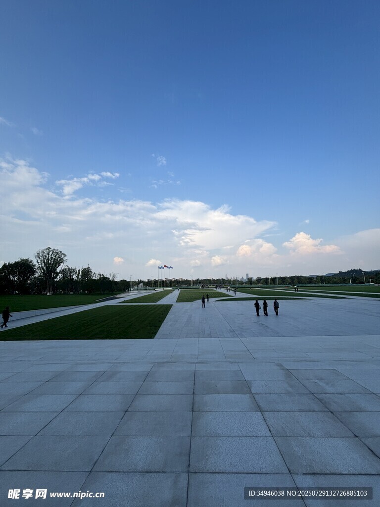 開闊廣場上的漫步風(fēng)景