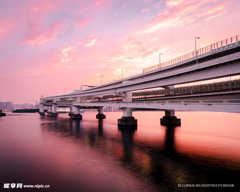 夕陽下的跨水橋梁美景