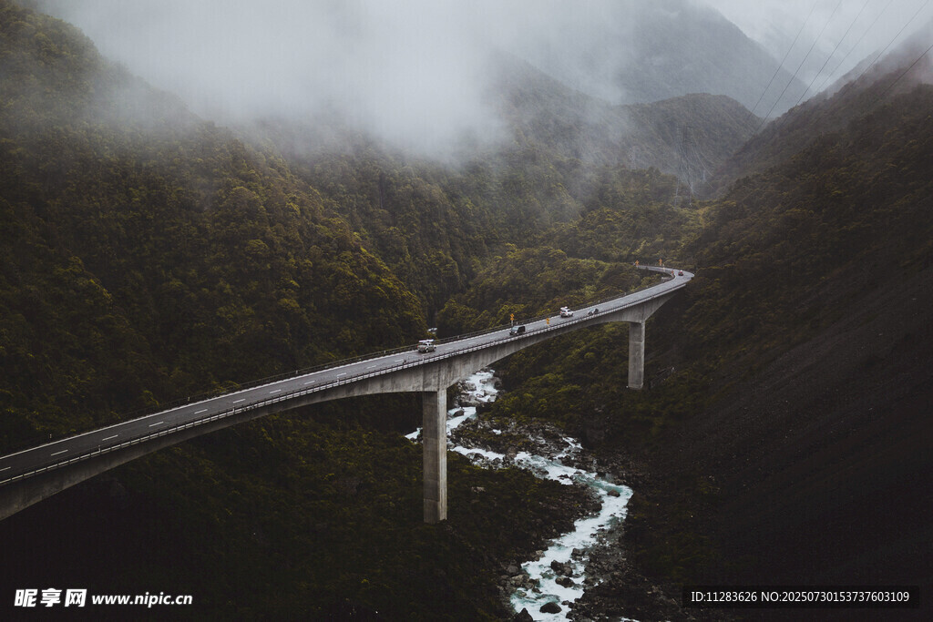 云霧繚繞中的山間高架橋