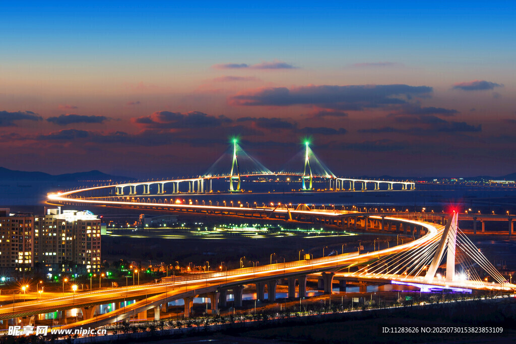 夜幕下的跨海大橋美景