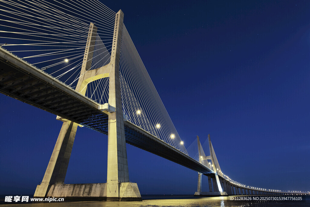 夜幕下的雄偉跨海大橋