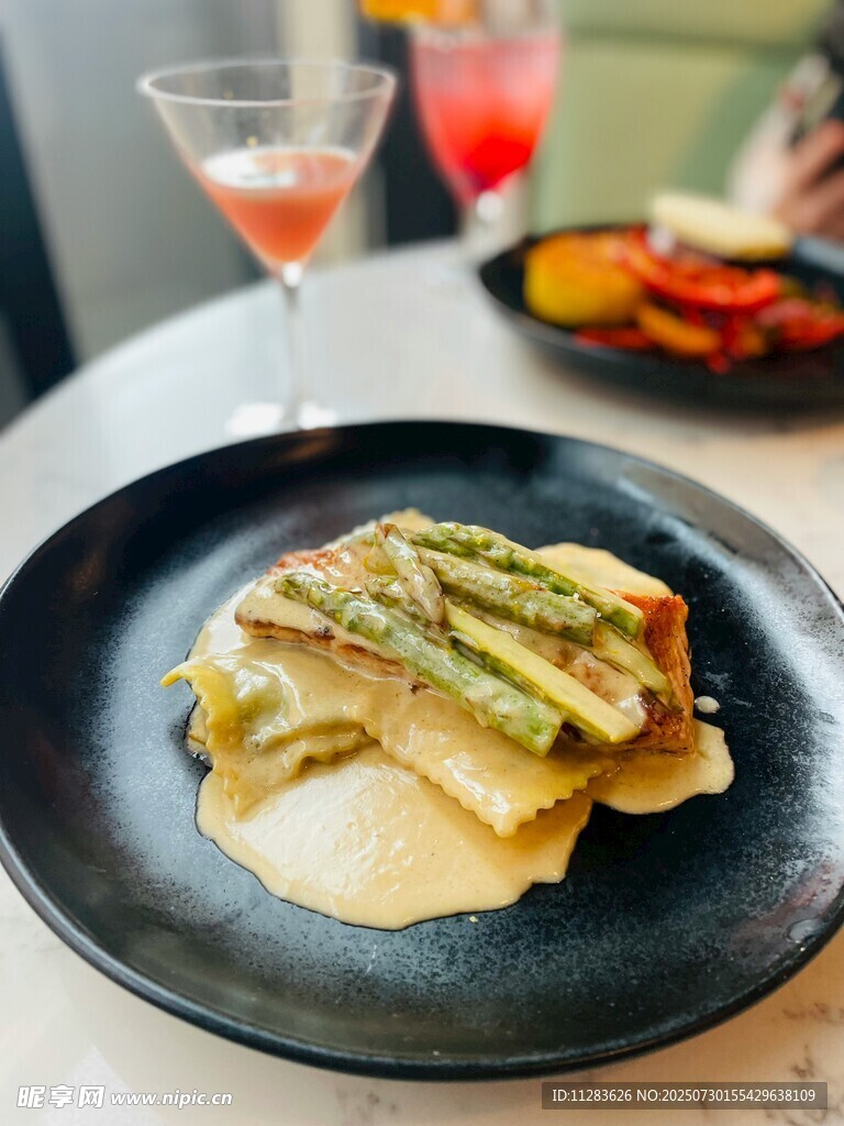 美味蘆筍意面配精致飲品