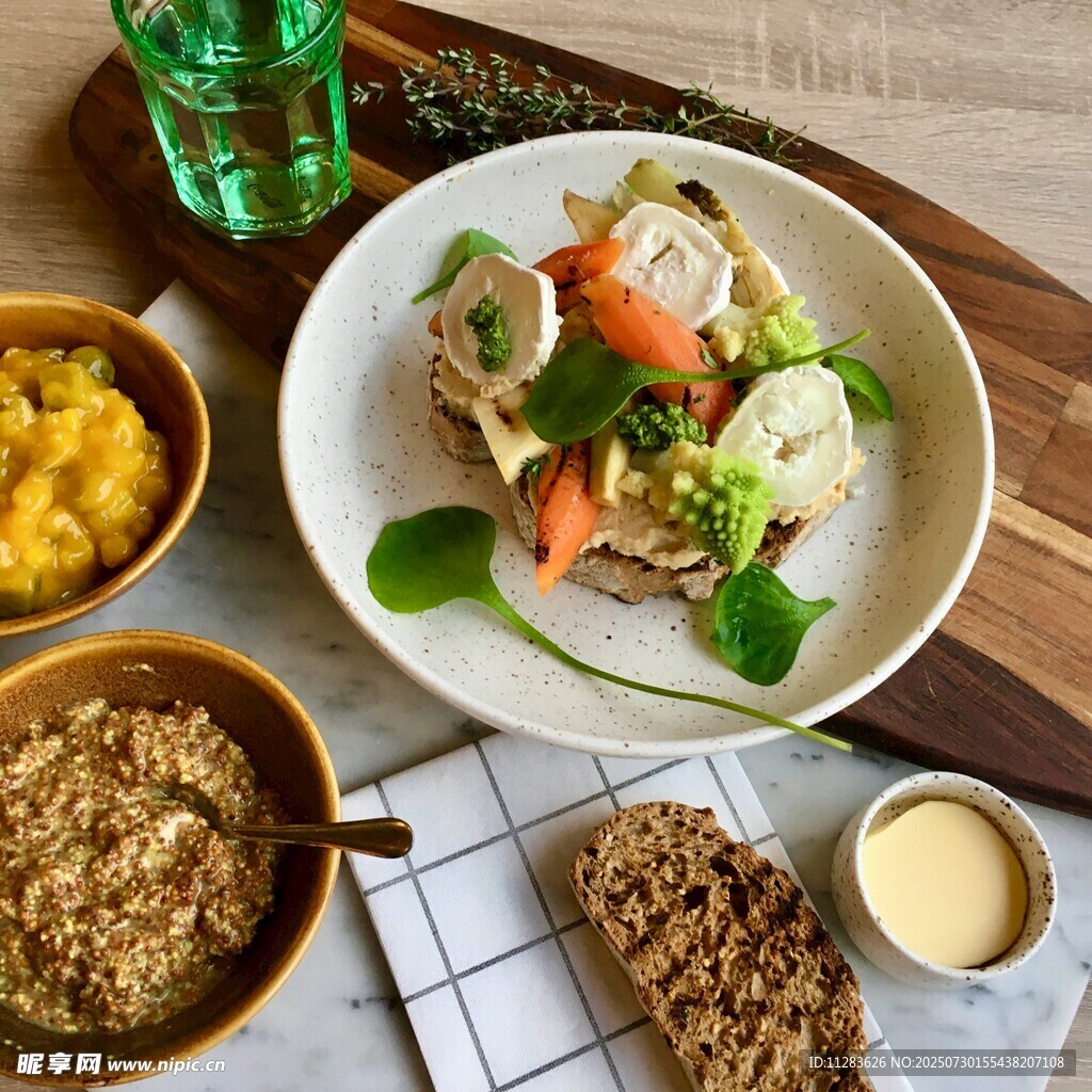 營(yíng)養(yǎng)豐富的多樣美食拼盤