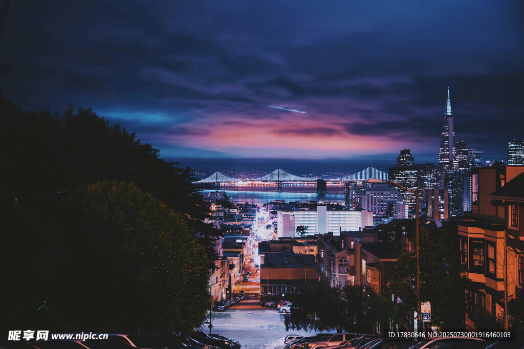 夜幕下的城市河畔美景