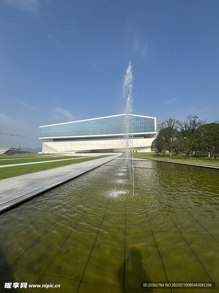 現(xiàn)代建筑前的噴泉景觀