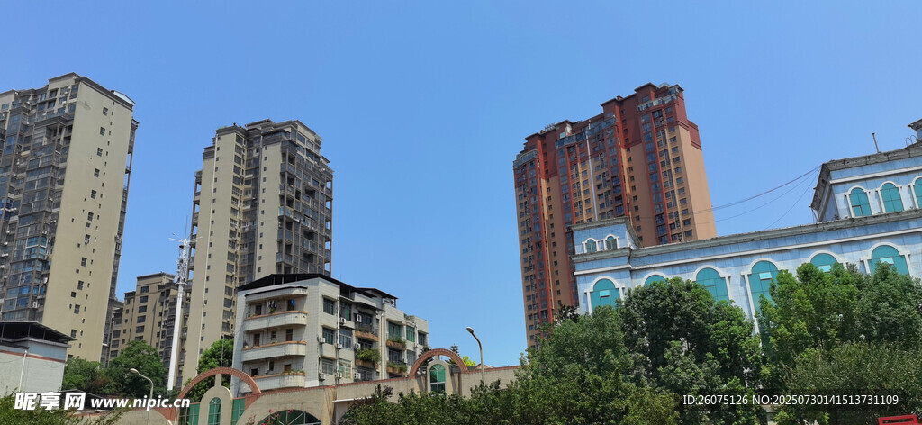 晴空下的城市高樓景觀