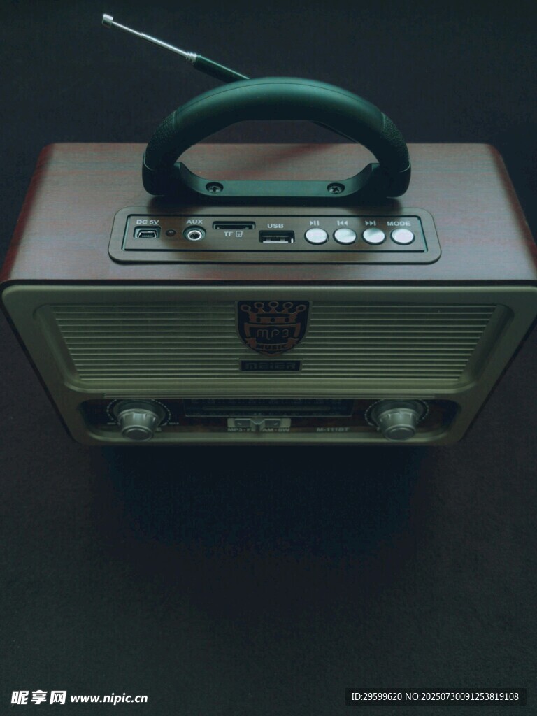 復(fù)古手提收音機