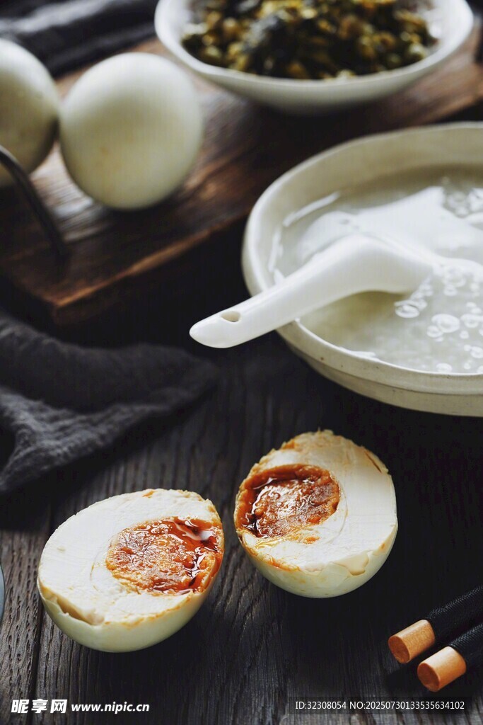 美味咸鴨蛋及佐料展示