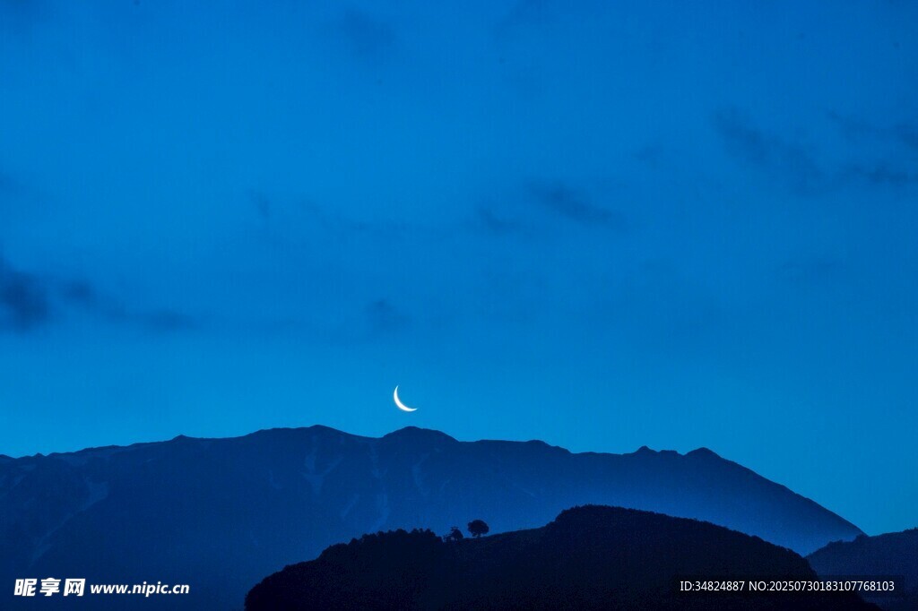 夜幕下的山巒與彎月