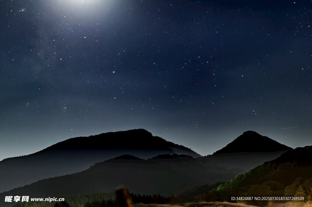 月夜下的山巒與星空