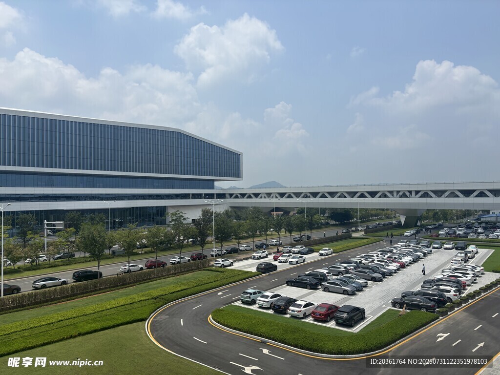 現(xiàn)代化園區(qū)停車場全景
