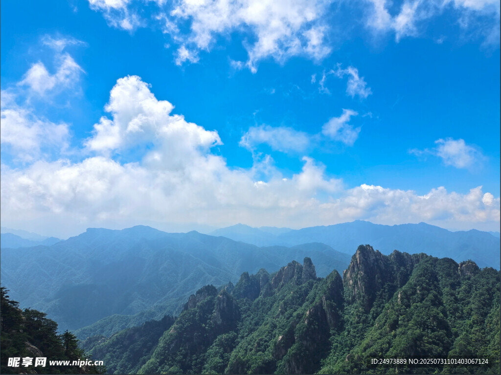 藍天白云下的壯美山巒