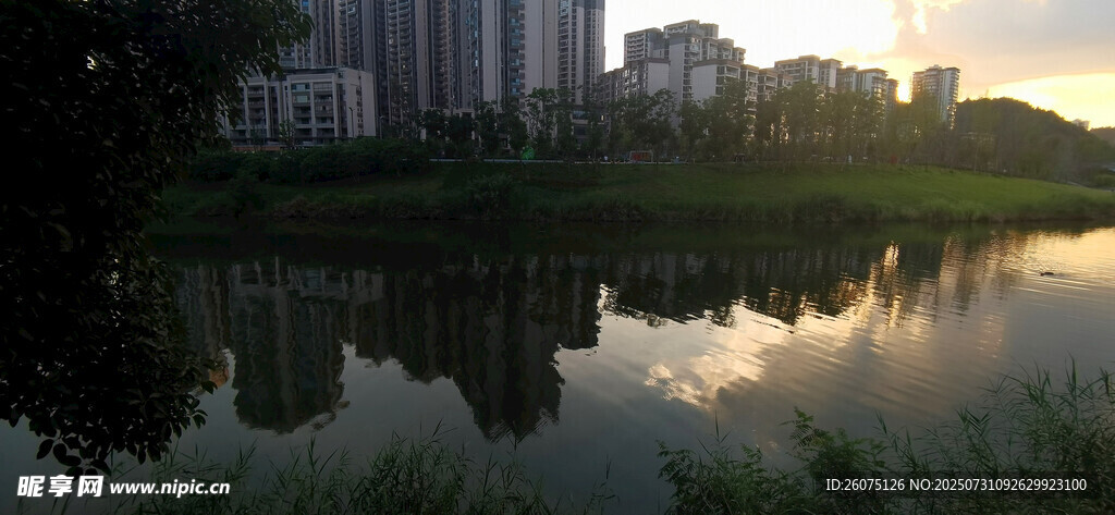 湖畔城市黃昏美景