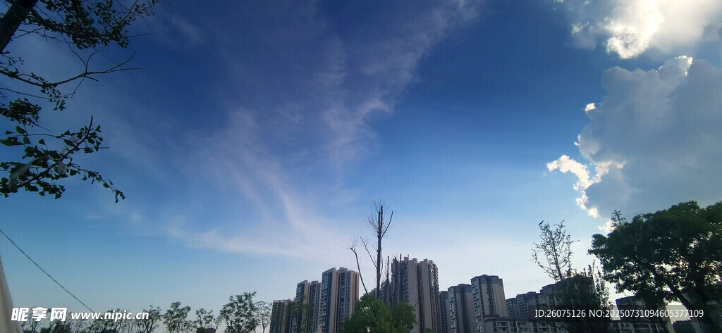 城市天際線與藍天白云景觀