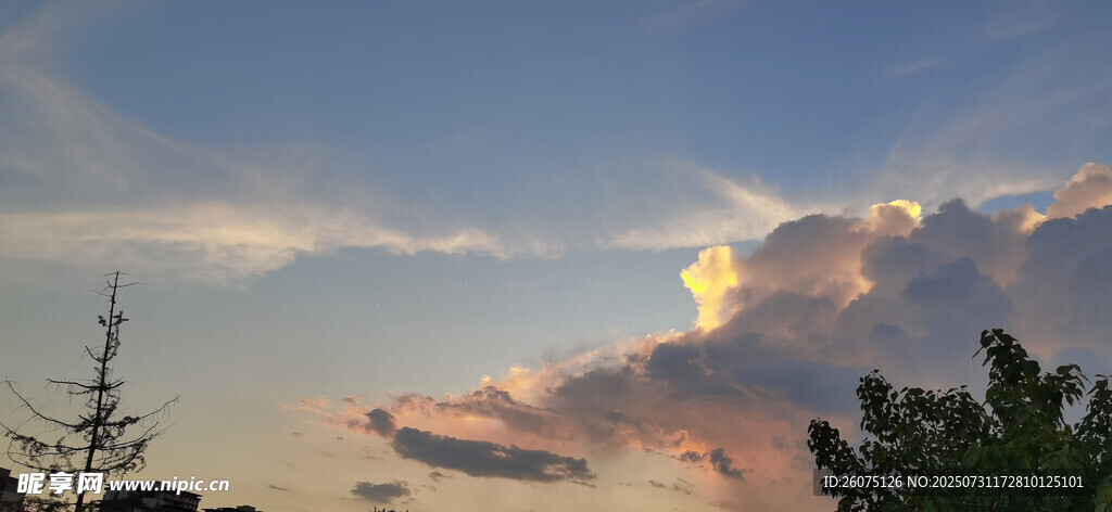 黃昏時(shí)分的絢爛天空景色
