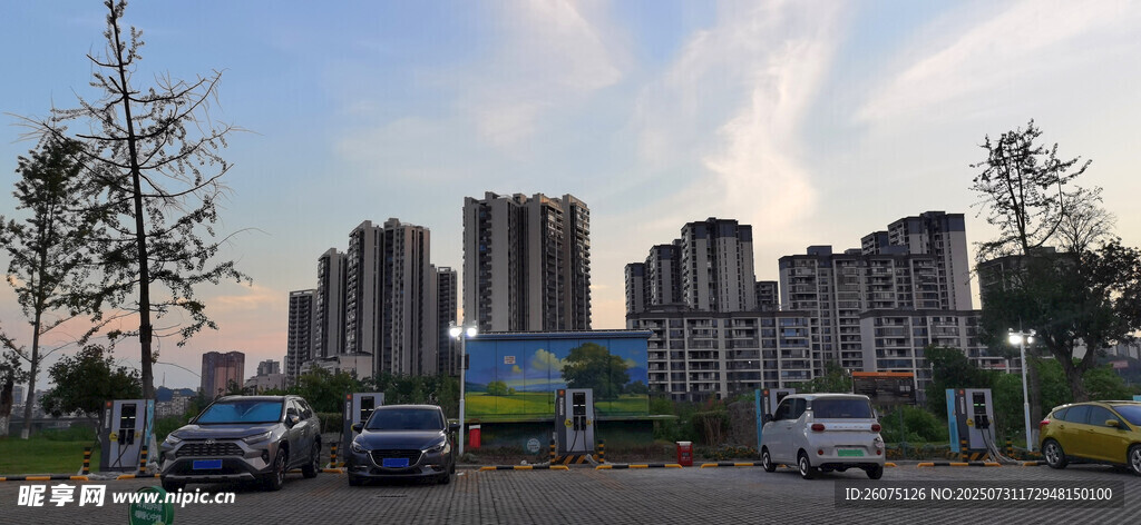 城市停車(chē)場(chǎng)與高樓景觀