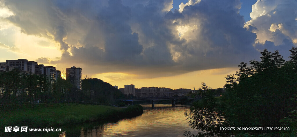 城市河畔黃昏美景